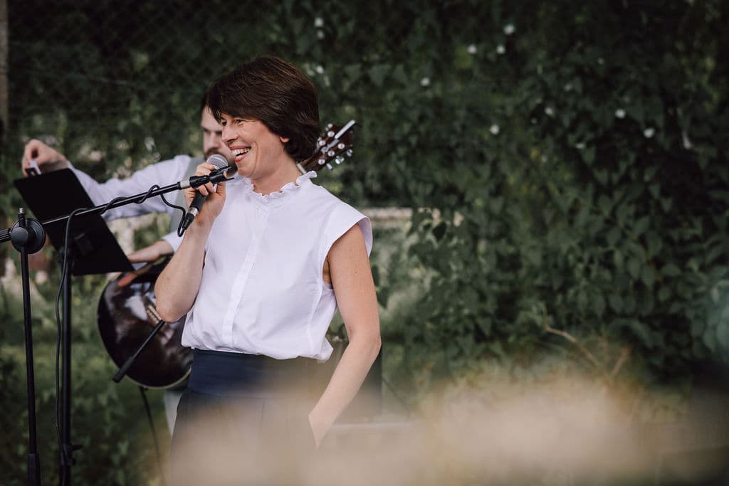 Traurednerin Katharina Göbel hält eine Rede bei einer freien Trauung in Berlin