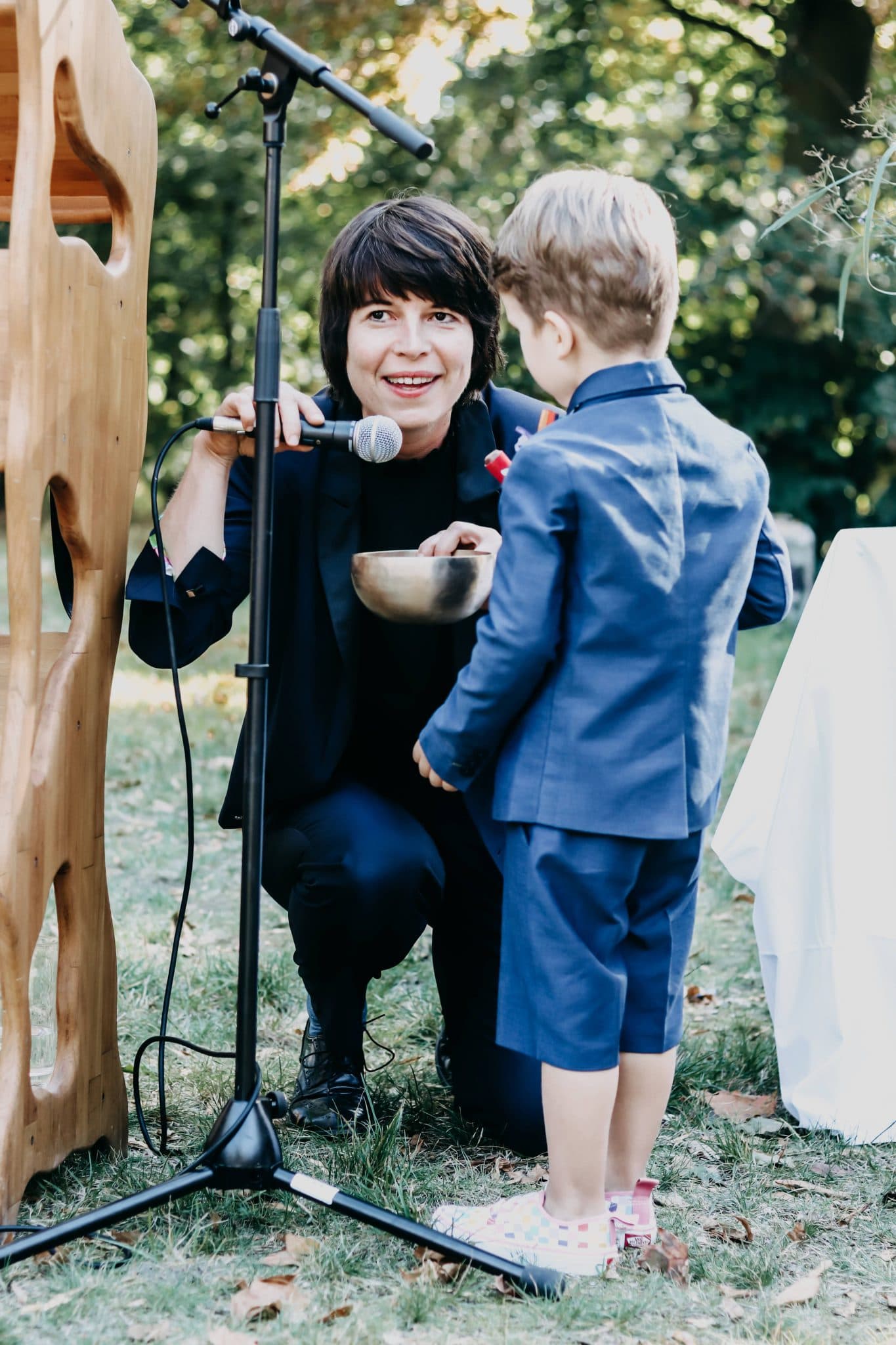 Traurednerin Katharina Göbel bei einer persönlichen Hochzeitszeremonie mit Familie