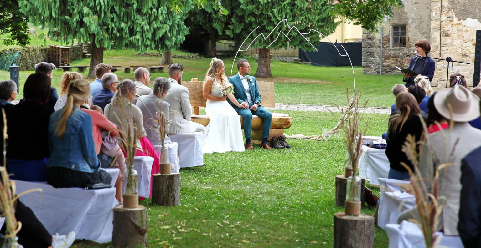 Anna und Raphael bei ihrer freien Trauung — Rittergut Limbach